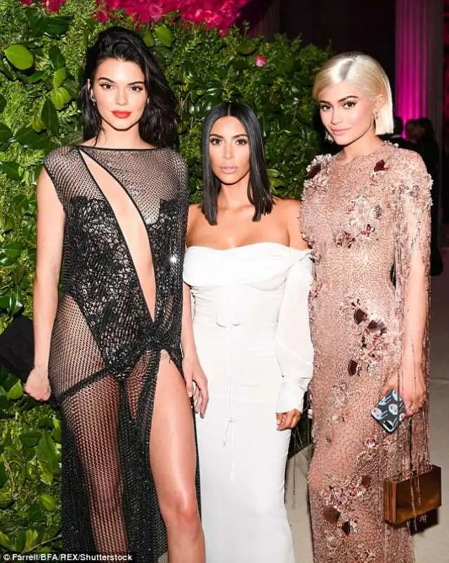  kim con kendall e kylie al met