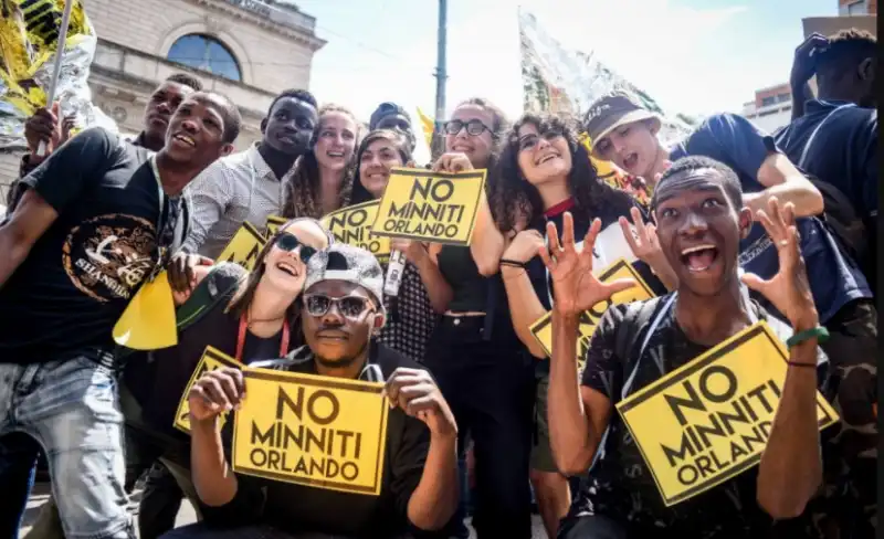 manifestanti anti minniti e orlando