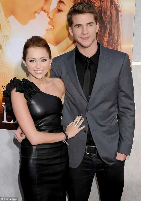 miley cyrus di nuovo con liam hemsworth nel 2010