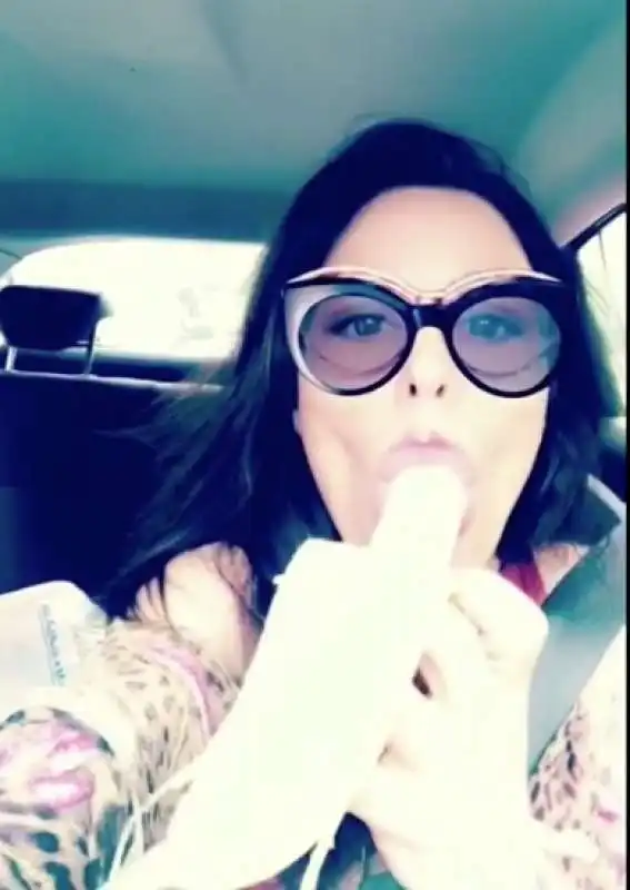 naike rivelli e la banana  