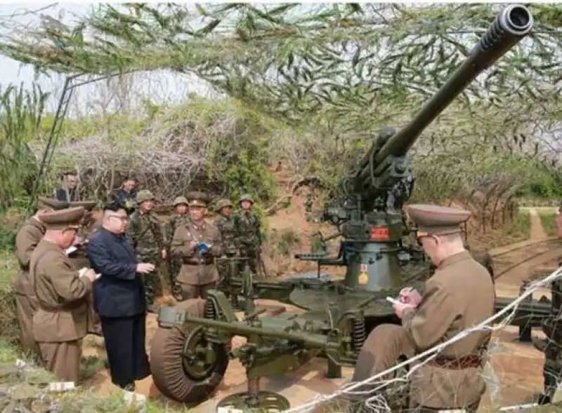 NORDCOREA - KIM JONG UN ISPEZIONA L ESERCITO