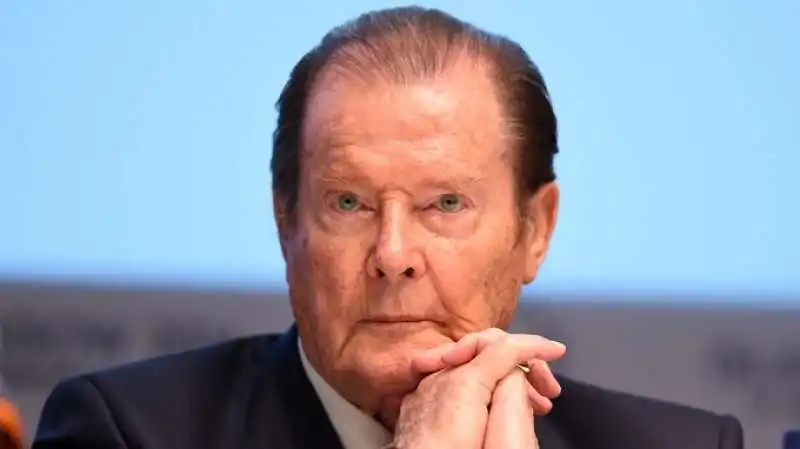 ROGER MOORE