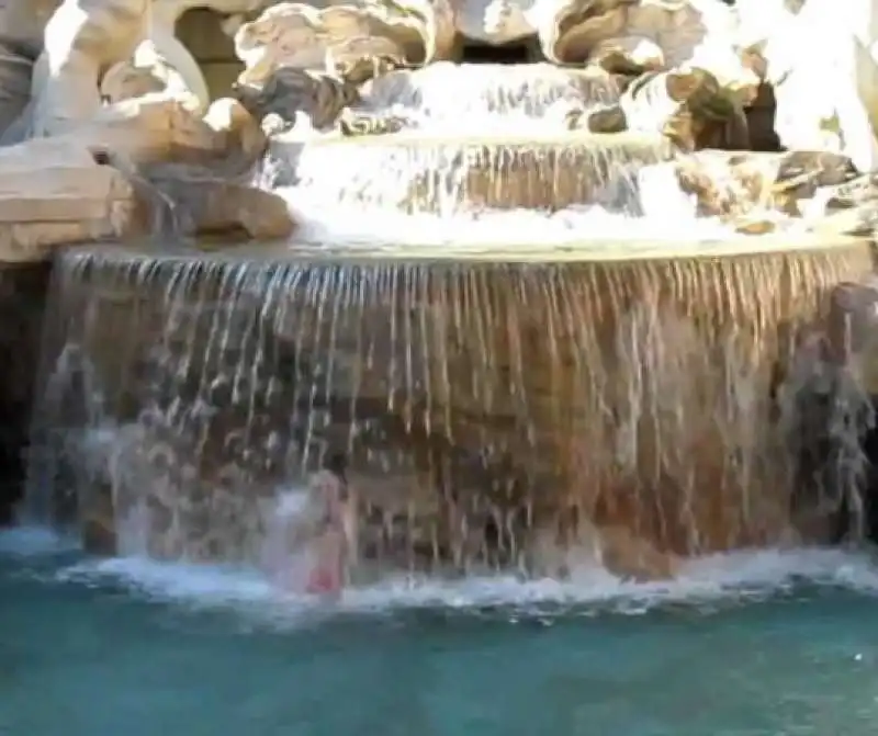 ROMA - BAGNO NUDO NELLA FONTANA DI TREVI