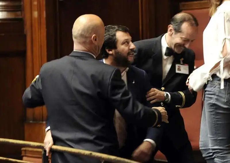 salvini allontanato da Montecitorio