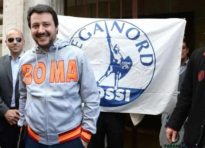 SALVINI CON LA FELPA ROMA