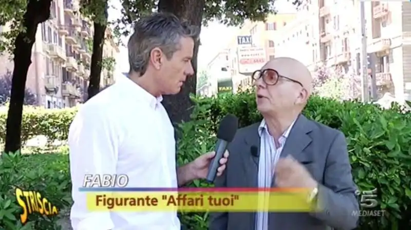 STRISCIA INTERVISTA UN FIGURANTE DI AFFARI TUOI CONTRO INSINNA