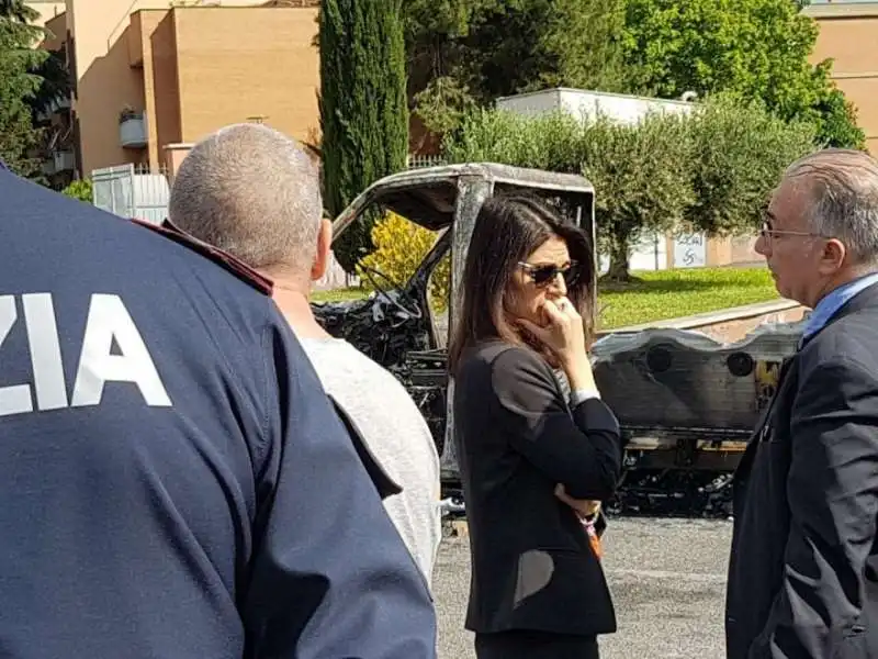 virginia raggi sul luogo del rogo del camper