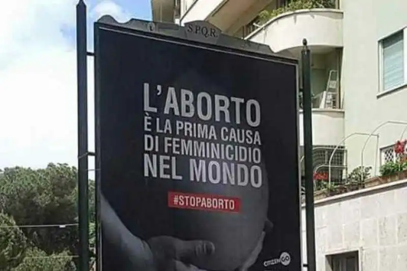 'aborto prima causa di femminicidio'   manifesto della fondazione citizen go a roma 1