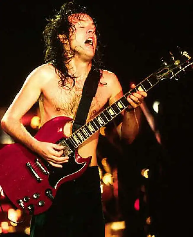 angus young gibson sg 1