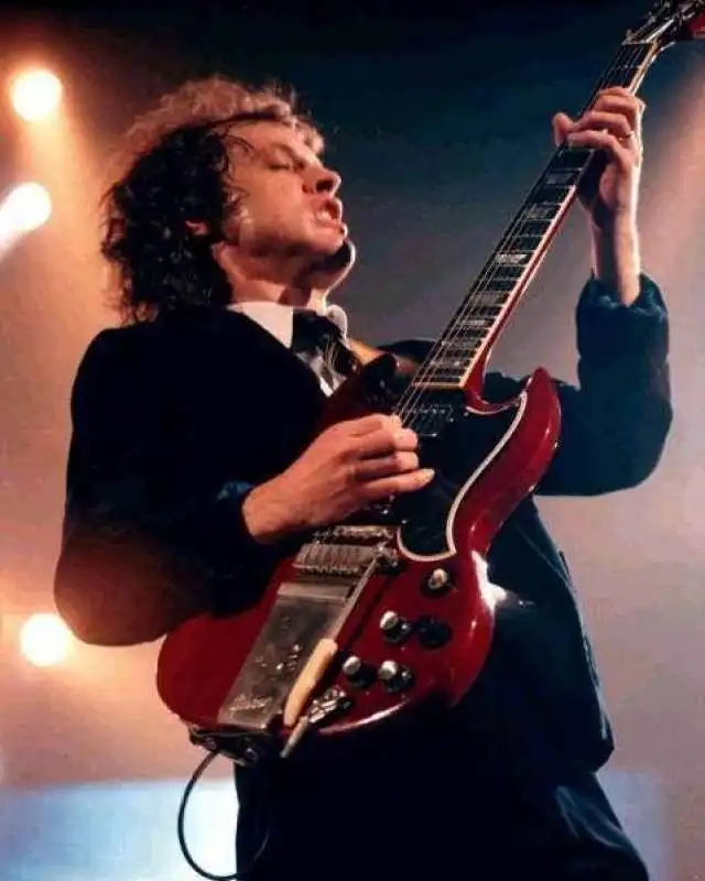 angus young gibson sg