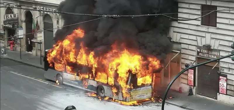 AUTOBUS A FUOCO IN VIA DEL TRITONE