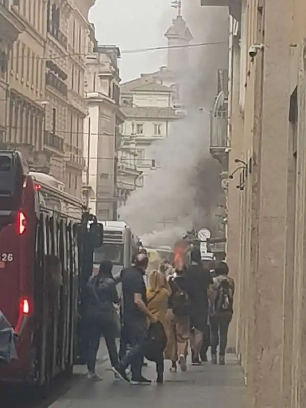 autobus in fiamme via del tritone 1