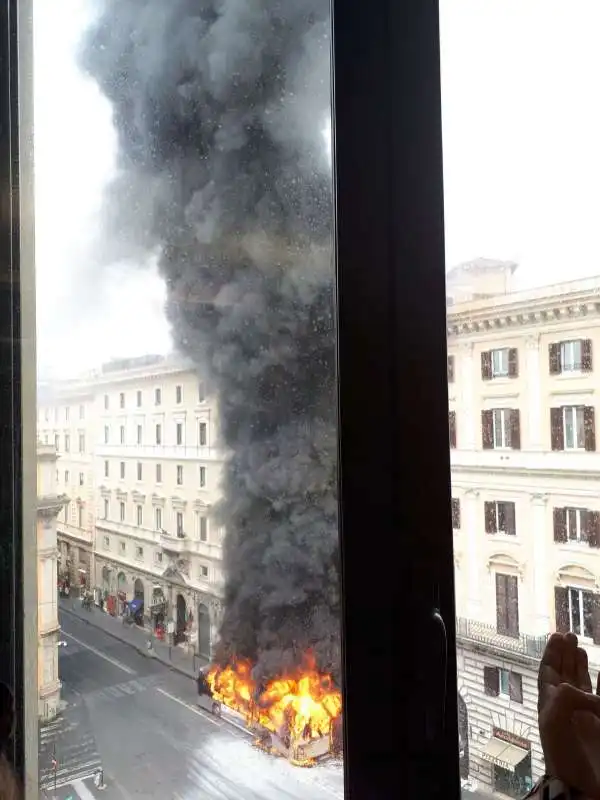 autobus in fiamme via del tritone