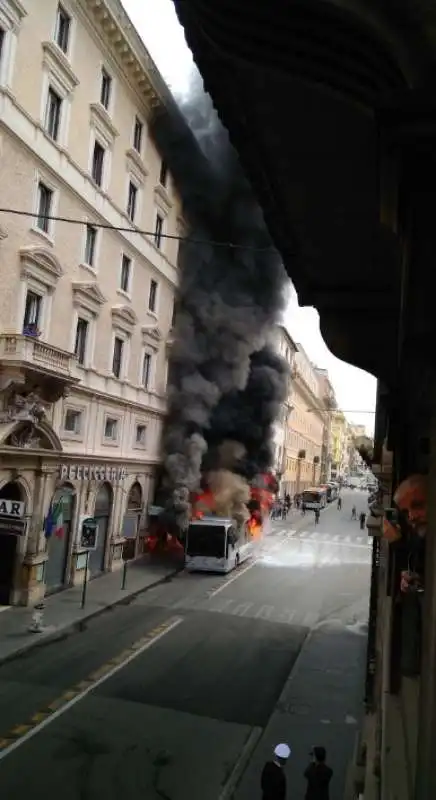 bus atac a fuoco 5