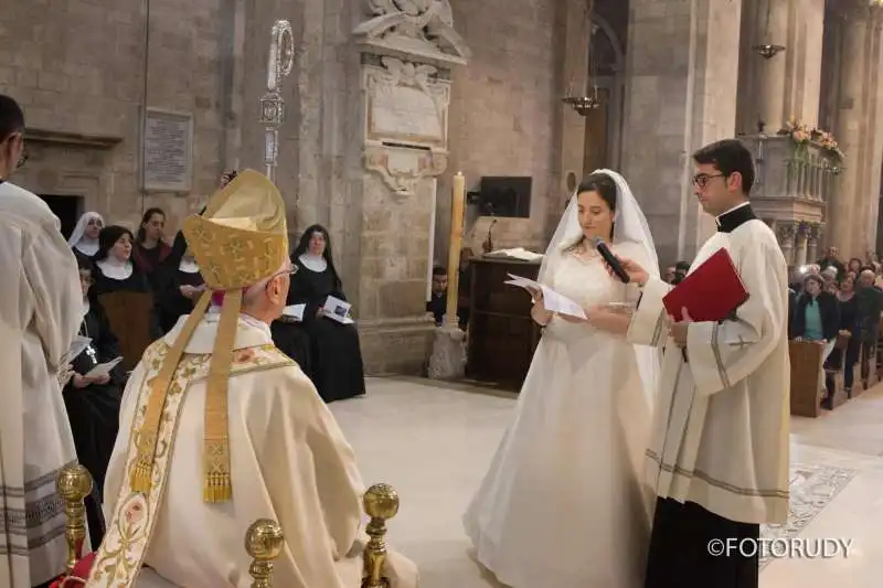 carmen d'agostino diventa suora in abito da sposa