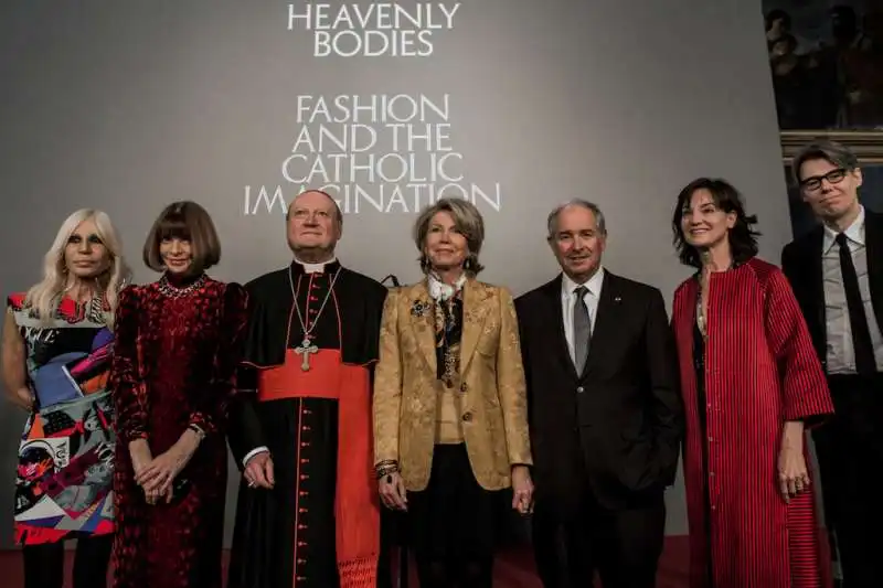 donatella versace, anna wintour, cardinal gianfranco ravasi, christine swarzman, stephen a schwarzman  carrie rebora barratt andrew bolton 