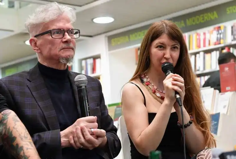 eduard limonov con l interprete olga mazzina (3)