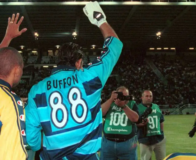 GIGI BUFFON E LA MAGLIA CON IL NUMERO 88 