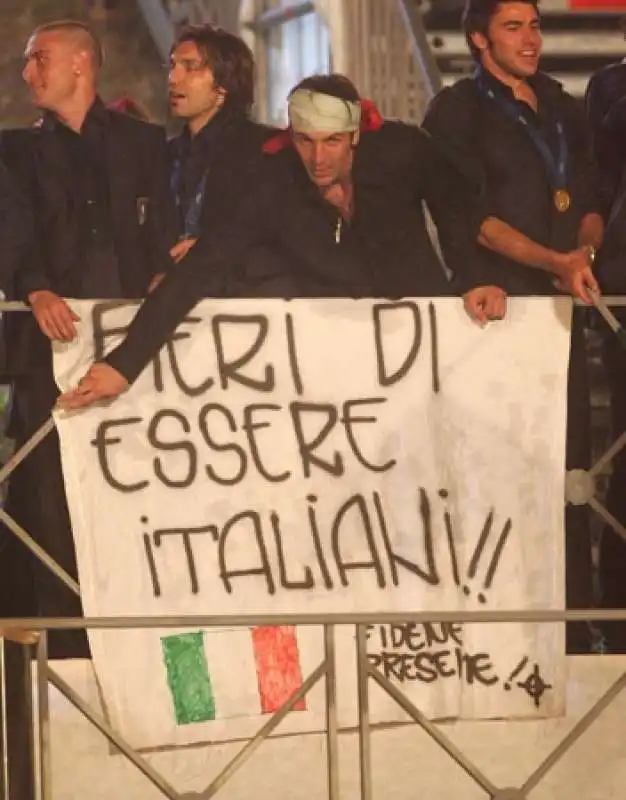 GIGI BUFFON E LO STRISCIONE CON LA CROCE CELTICA