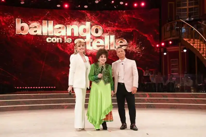 gina lollobrigida con milly carlucci e paolo belli ballando finale