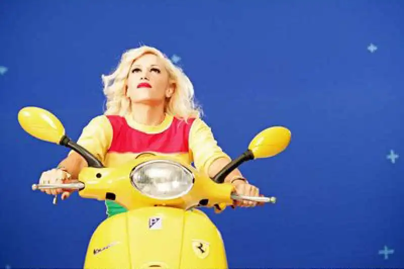 gwen stefani vespa 2