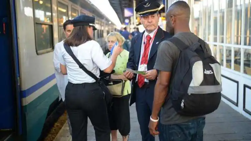 immigrati in stazione