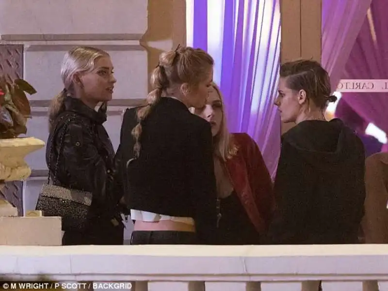 Kristen Stewart con la fidanzata Stella Maxwell 