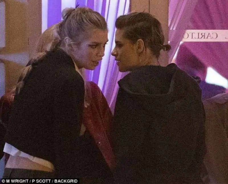 Kristen Stewart con la fidanzata Stella Maxwell 