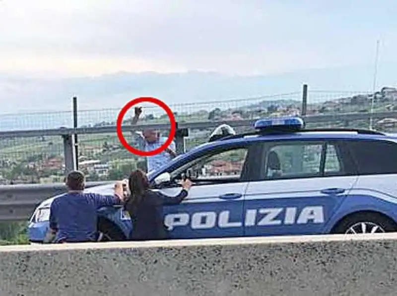 L UOMO CHE MINACCIA DI BUTTARSI DAL CAVALCAVIA FRANCAVILLA