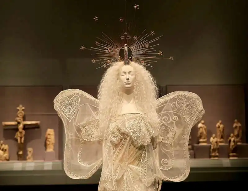 la  mostra  al  metropolitan  museum heavenly bodies