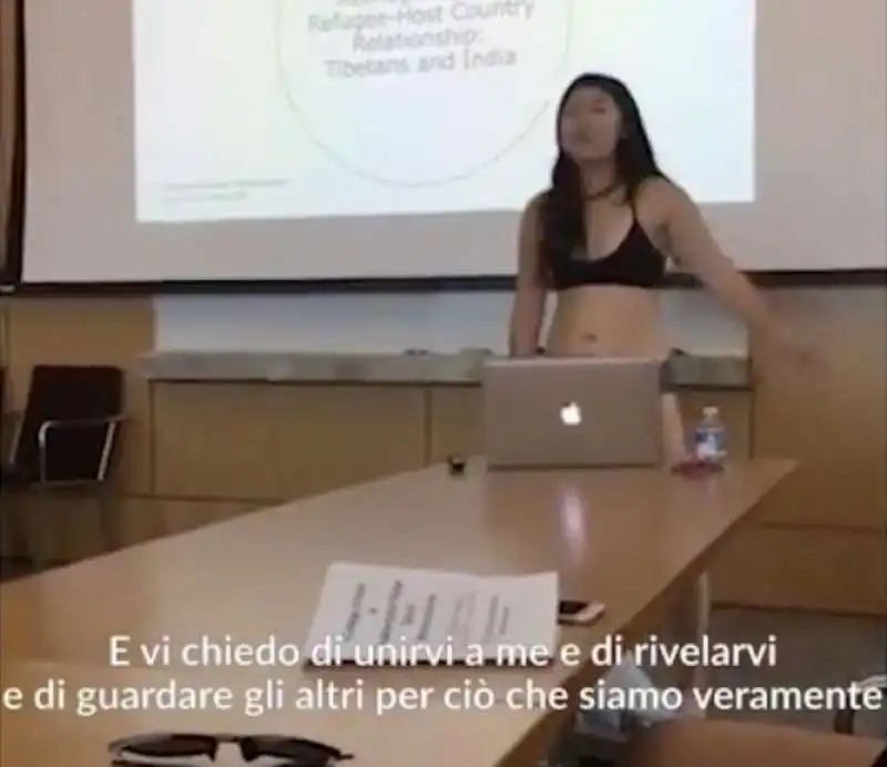 Letitia Chai - la studentessa si spoglia durante la seduta di laurea