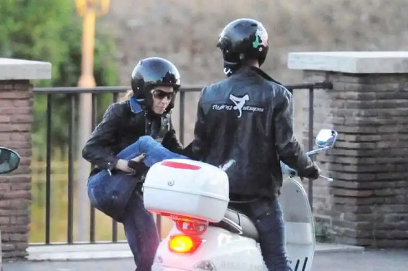 madonna in vespa a roma 1