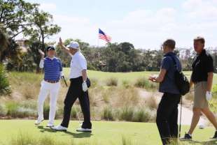 mar a lago trump gioca a golf con shinzo abe