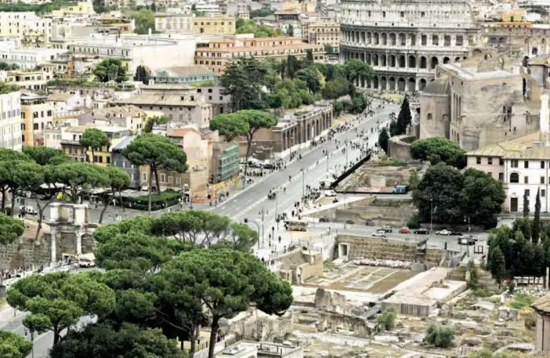 massimo siragusa   vista sui fori imperiali e sul colosseo