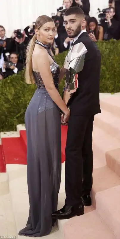 met gala 2018   gigi hadid con il fidanzato zayn malik