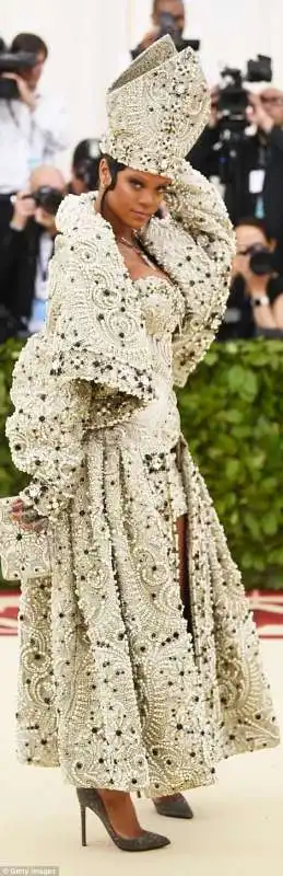 met gala 2018   rihanna la papessa 1