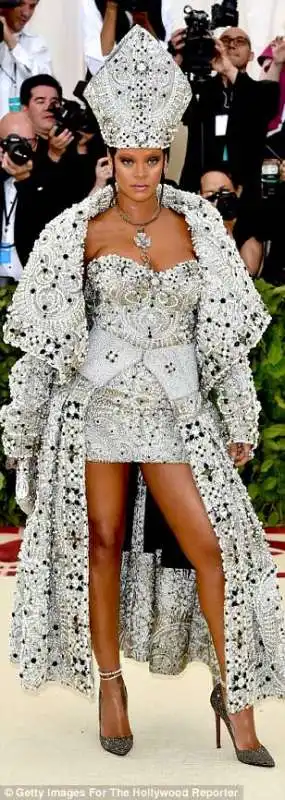 met gala 2018   rihanna la papessa