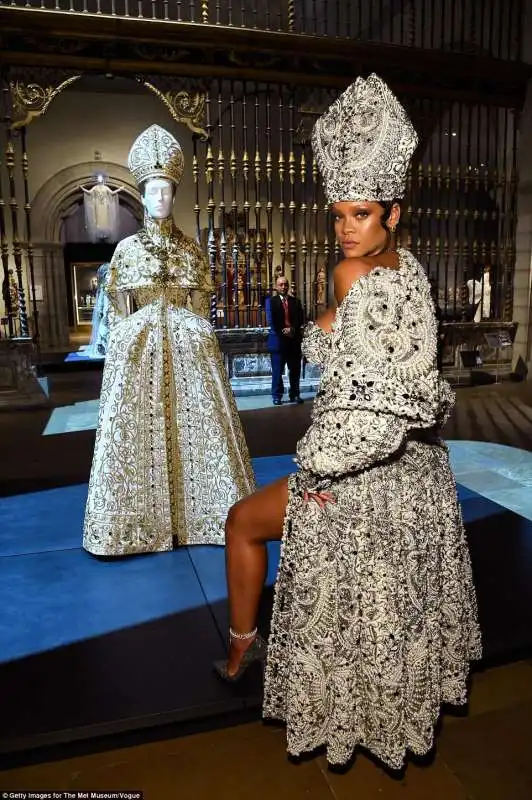 met gala 2018   rihanna la papessa 4