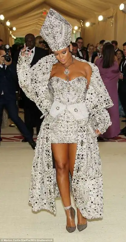 met gala 2018   rihanna la papessa 5