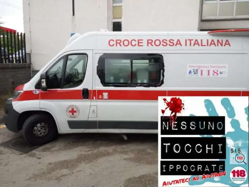 NAPOLI - AMBULANZA DANNEGGIATA DURANTE IL SERVIZIO 