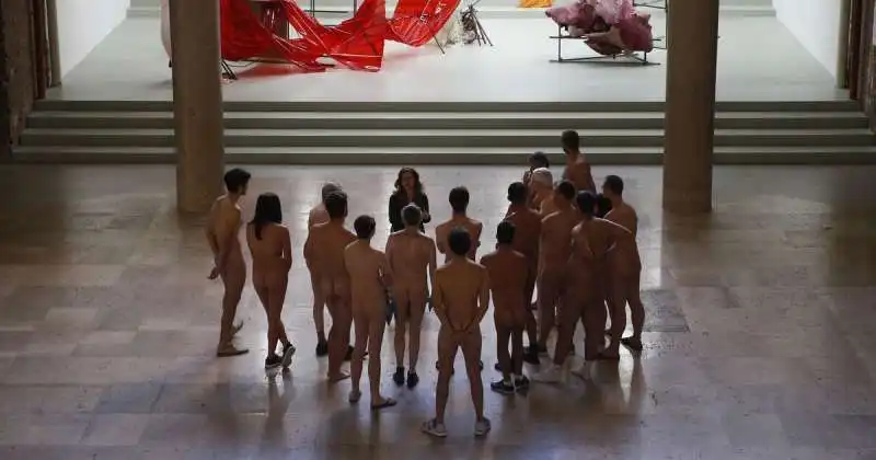 nudisti al palais de tokyo  23