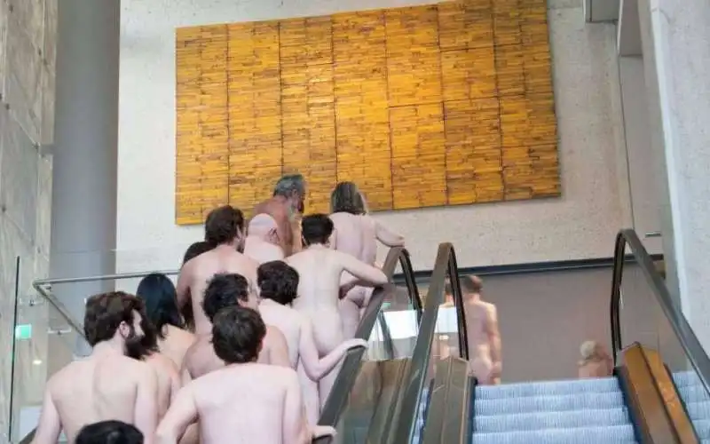 nudisti al palais de tokyo  7