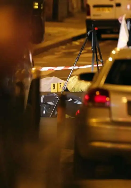 PARIGI - UN CECENO ACCOLTELLA I PASSANTI IN STRADA