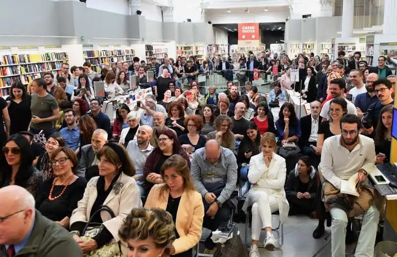 pubblico alla libreria ibs per eduard limonov