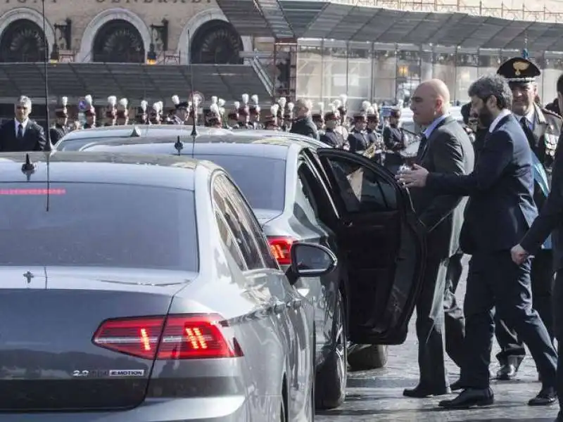 roberto fico con auto blu