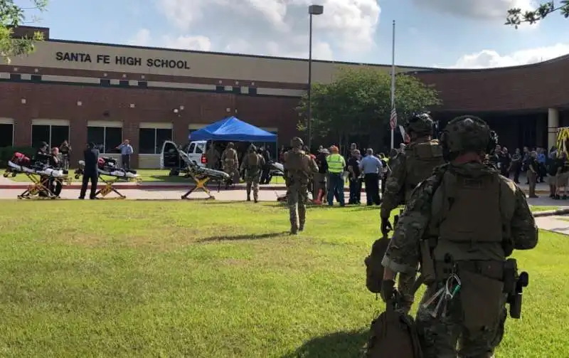 sparatoria in un liceo di santa fe texas  5