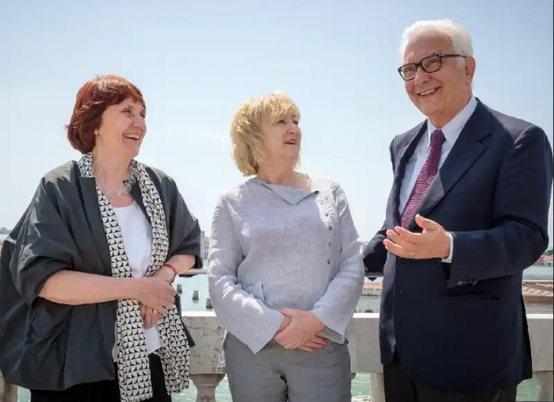 Yvonne Farrell e Shelley McNamara con Paolo Baratta