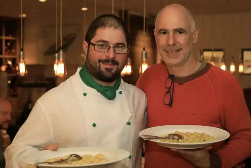 alessandro mannozzi (destra) con lo chef bruno bernardis