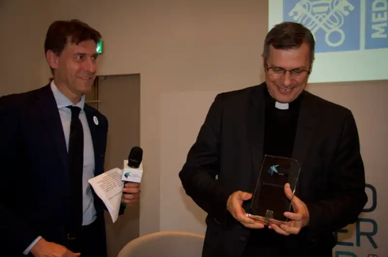 andrea colucci (brl) premia monsignor lucio ruiz, segretario del dicastero delle comunicazioni del vaticano