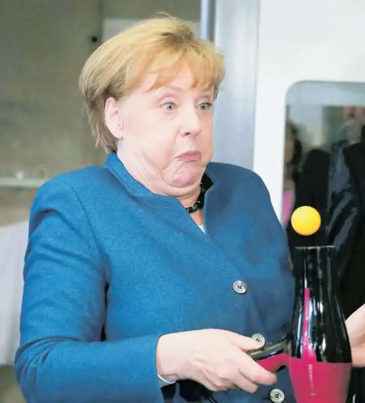 ANGELA MERKEL GIOCA CON PHON E PALLINA